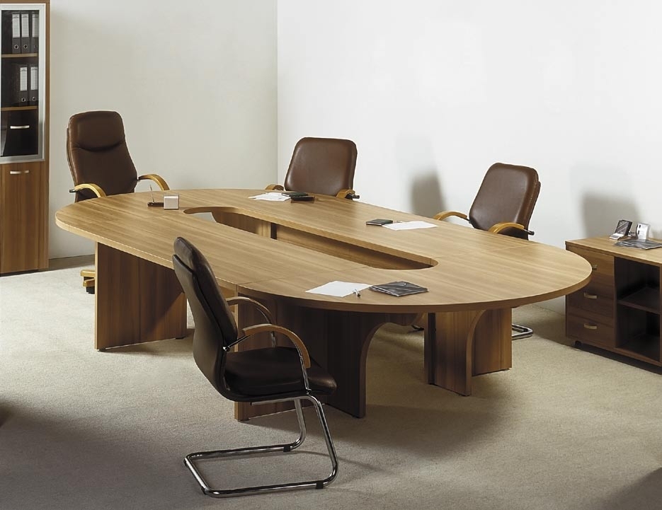 Выбор стола для переговоров в конференц-зал